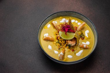 Restoranda nefis bir çorba. Yakın plan.