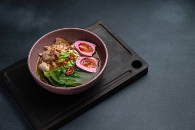 Restoranda nefis bir çorba. Yakın plan.