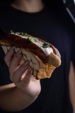 Lezzetli bir sosisli, yakın plan.