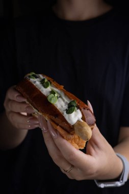 Lezzetli bir sosisli, yakın plan.