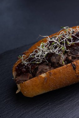 Lezzetli bir sosisli, yakın plan.