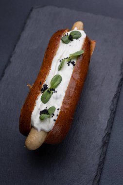 Lezzetli bir sosisli, yakın plan.