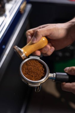 Bir barmen kahve hazırlar, yakın plan.