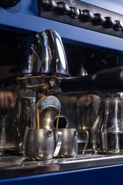 Bir barmen kahve hazırlar, yakın plan.