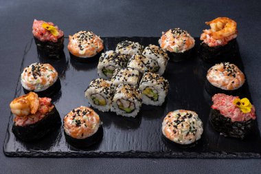 Karanlık bir arka planda nefis börekler. Japon mutfağı. Kapat.  