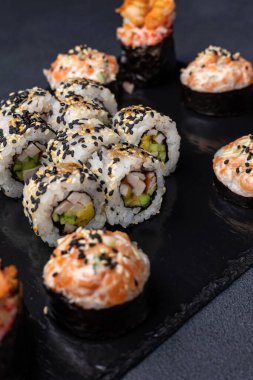 Karanlık bir arka planda nefis börekler. Japon mutfağı. Kapat.  