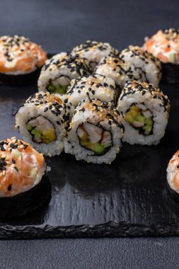 Karanlık bir arka planda nefis börekler. Japon mutfağı. Kapat.  