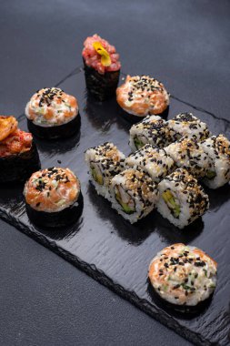 Karanlık bir arka planda nefis börekler. Japon mutfağı. Kapat.  