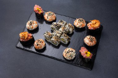 Karanlık bir arka planda nefis börekler. Japon mutfağı. Kapat.  