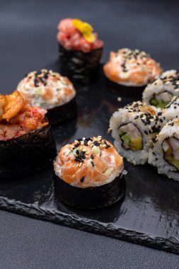 Karanlık bir arka planda nefis börekler. Japon mutfağı. Kapat.  