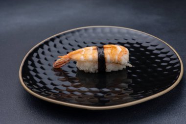 Karanlık bir arka planda nefis börekler. Japon mutfağı. Kapat.  