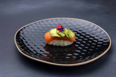 Karanlık bir arka planda nefis börekler. Japon mutfağı. Kapat.  