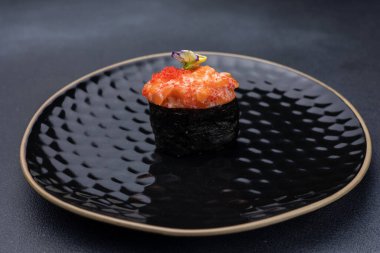 Karanlık bir arka planda nefis börekler. Japon mutfağı. Kapat.  