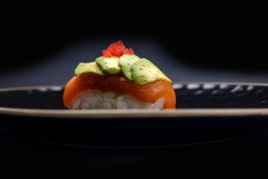 Karanlık bir arka planda nefis börekler. Japon mutfağı. Kapat.  