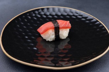 Karanlık bir arka planda nefis börekler. Japon mutfağı. Kapat.  