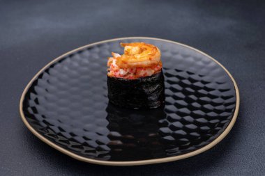 Karanlık bir arka planda nefis börekler. Japon mutfağı. Kapat.  