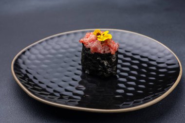 Karanlık bir arka planda nefis börekler. Japon mutfağı. Kapat.  