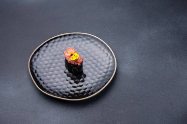 Karanlık bir arka planda nefis börekler. Japon mutfağı. Kapat.  