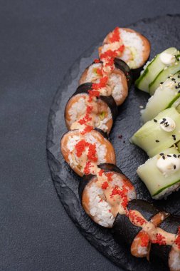 Karanlık bir arka planda nefis börekler. Japon mutfağı. Kapat.  