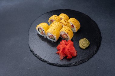 Karanlık bir arka planda nefis börekler. Japon mutfağı. Kapat.  