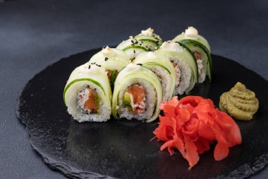 Karanlık bir arka planda nefis börekler. Japon mutfağı. Kapat.  