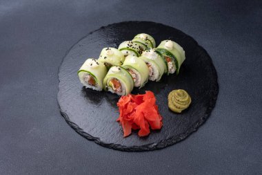 Karanlık bir arka planda nefis börekler. Japon mutfağı. Kapat.  