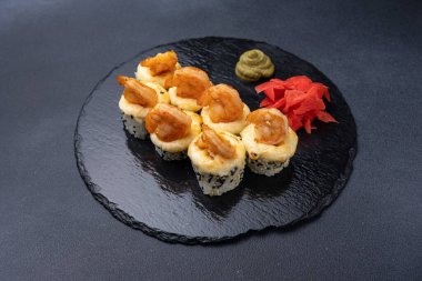 Karanlık bir arka planda nefis börekler. Japon mutfağı. Kapat.  