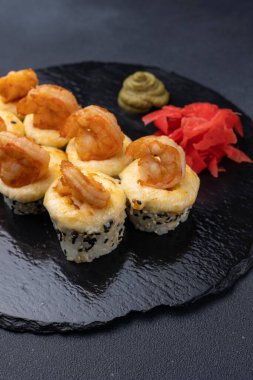 Karanlık bir arka planda nefis börekler. Japon mutfağı. Kapat.  