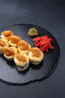 Karanlık bir arka planda nefis börekler. Japon mutfağı. Kapat.  