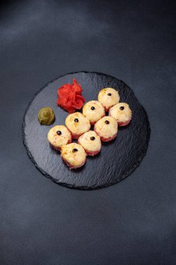 Karanlık bir arka planda nefis börekler. Japon mutfağı. Kapat.  