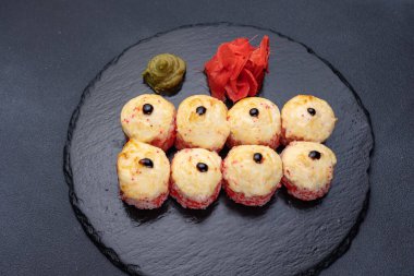 Karanlık bir arka planda nefis börekler. Japon mutfağı. Kapat.  