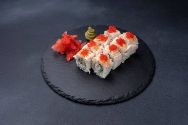 Karanlık bir arka planda nefis börekler. Japon mutfağı. Kapat.  