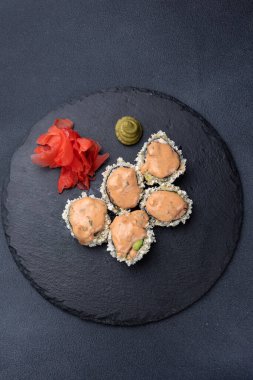 Karanlık bir arka planda nefis börekler. Japon mutfağı. Kapat.  