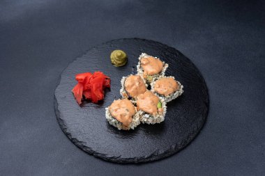 Karanlık bir arka planda nefis börekler. Japon mutfağı. Kapat.  