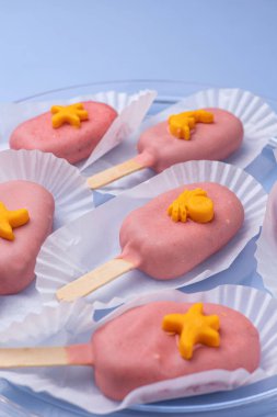 Çocuk kafesinde nefis tatlılar. Kapat.  