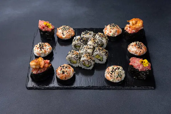美味的卷曲在黑暗的背景上 日本料理 靠近点 — 图库照片