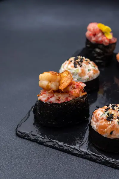 美味的卷曲在黑暗的背景上 日本料理 靠近点 — 图库照片