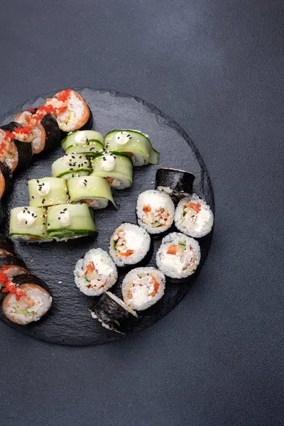 Karanlık bir arka planda nefis börekler. Japon mutfağı. Kapat.  