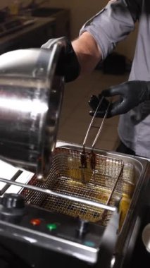 Şef kızarmış tavuk hazırlar. Yakın plan.  