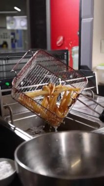 Şef kızarmış tavuk hazırlar. Yakın plan.  