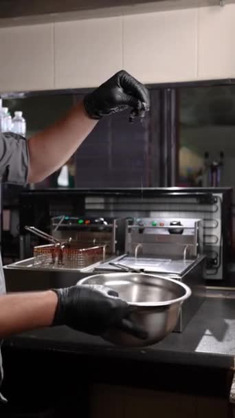 Šéfkuchař Připravuje Smažené Kuře Detailní Záběr — Stock video