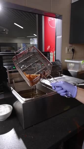Szef Kuchni Przygotowuje Smażonego Kurczaka Zbliżenie — Wideo stockowe
