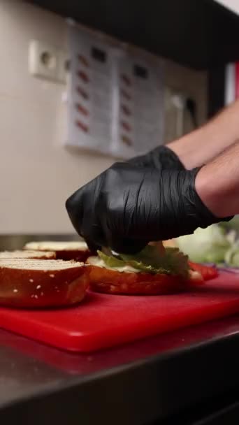 Szef Kuchni Przygotowuje Pysznego Hamburgera — Wideo stockowe