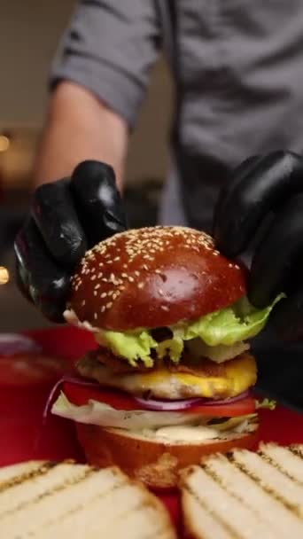 Шеф Повар Готовит Вкусный Гамбургер — стоковое видео