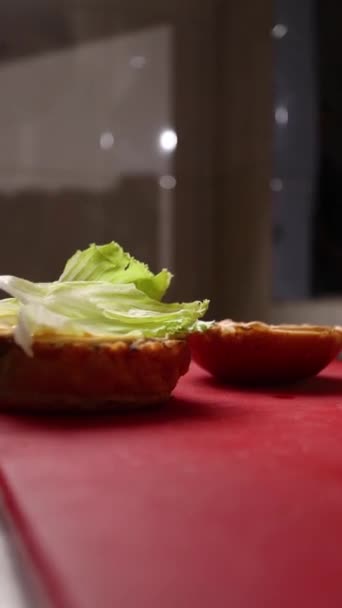 Chef Prepara Una Deliciosa Hamburguesa — Vídeos de Stock