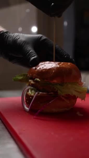 Chef Prepara Una Deliciosa Hamburguesa — Vídeos de Stock