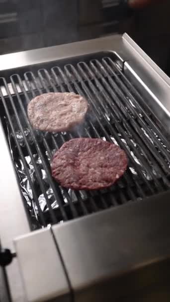 Bucătarul Pregătește Hamburger Delicios — Videoclip de stoc