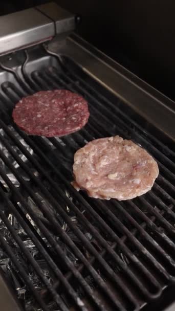 Szef Kuchni Przygotowuje Pysznego Hamburgera — Wideo stockowe