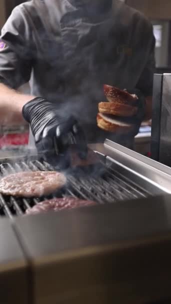 Chef Prepara Una Deliciosa Hamburguesa — Vídeo de stock
