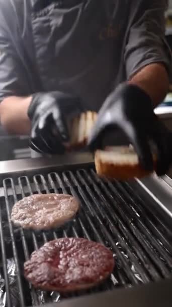 Šéfkuchař Připravuje Výborný Hamburger — Stock video